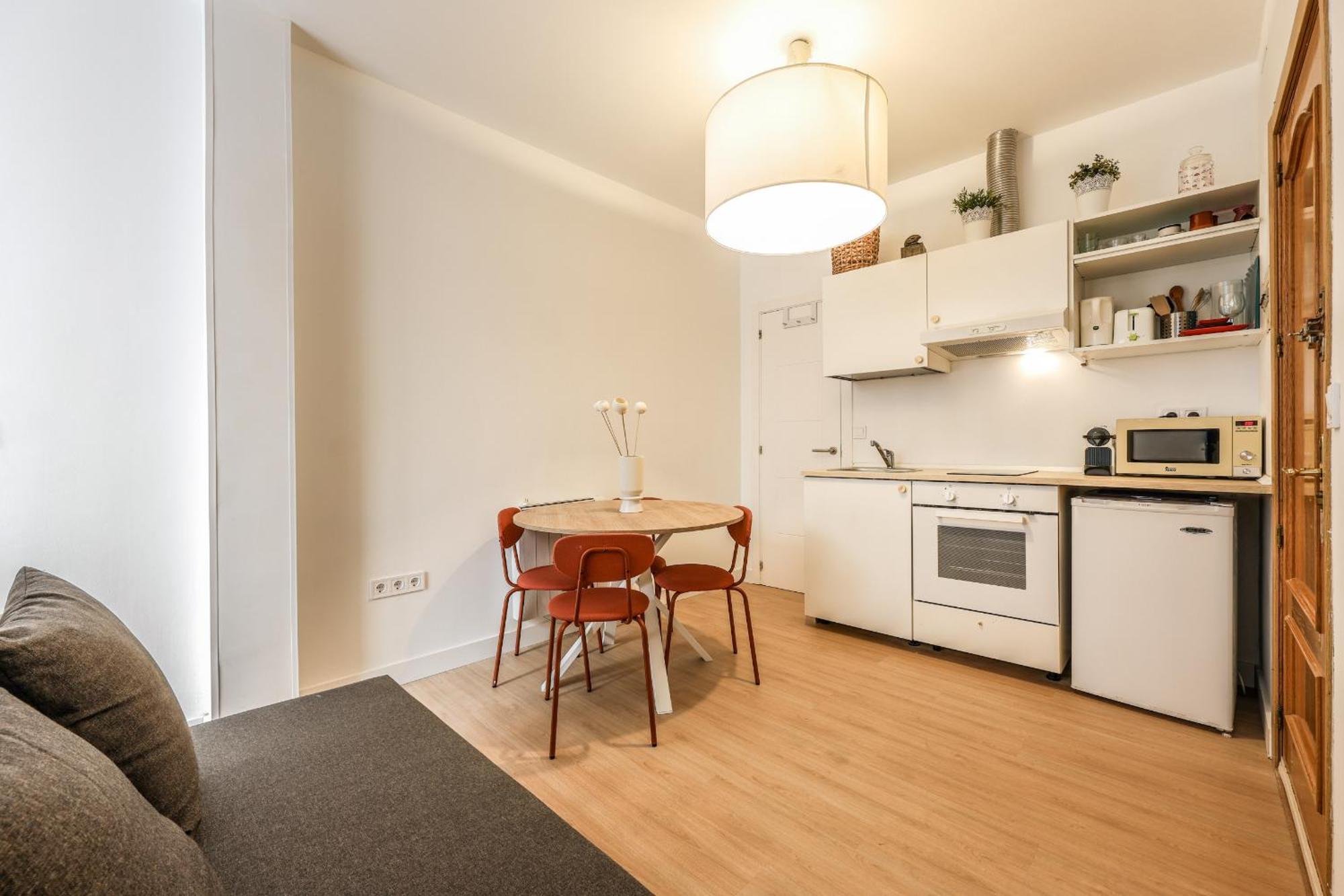 Pequeno Apartamento Reformado En Tirso De Molina Alquiler Temporal Madrid Exterior photo